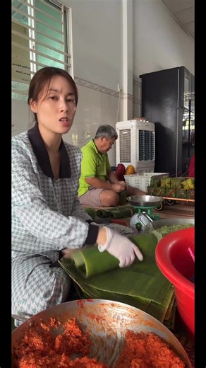 ☘️☘️ BÁNH TÉT TƯ ĐẸP (CẦN THƠ)☘️☘️ 📞 0907026006 zalo 📞 0919639158 ☎️ 02923827879 ❤️❤️❤️ QUÝ KHÁCH MUA BÁNH VỀ LÀM QUÀ BIẾU CHO NGƯỜI THÂN VÀ BẠN BÈ ,ĐẶT ĐÁM TIỆC ALO!!!!E Ạ!!!!!♥️♥️♥️♥️ 💯 Bánh tét e gói bán mõi ngày nên quý khách cứ yên tâm về chất lượng và giá cả ạ!!!! ✅ Quý khách đến tham quan CẦN THƠ thì không thể nào bỏ qua món bánh tét (Đặc sản CẦN THƠ đúng không ạ!!!!) ✅ Bánh tét thập cẩm bên e đa dạng về màu sắc và nhân bánh ạ!!!!! (Màu hoàn toàn tự nhiên từ lá cẩm,lá dứa,và trái gấc) 