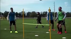 Idée exercice d'échauffement (technique-coordination-ludique..).. ➡️Pour ceux qui connaissent le jeu "la tournante'' au ping pong.. mêmes règles. ▶️✅3 joueurs minimum (le mieux est d'être beaucoup au début)..✅ le premier joueur sert puis court pour se mettre à la file de l'autre côté..✅ les joueurs doivent tourner autour du jeu (chacun passe l'un après l'autre de chaque côté du jeu).. ✅un rebond maximum.. ✅chaque joueur qui ne met pas le ballon dans le carré adverse (ou qui ne rattrape pas le ba