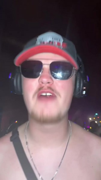 reading 2022 spent phoneless because i broke it on day 2 👍