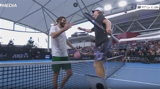 Tennis-Zwerg behilft sich beim Handshake | sport.de