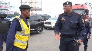 Embouteillages à Kinshasa : quand le Général Israël Kantu régule la circulation De Tshiangu au centre-ville, les Kinois s'habituent à voir, très tôt matin, le Commissaire Provincial de la Police ville de Kinshasa sur certains points où la circulation est dense. Aujourd'hui encore, il est aperçu au célèbre carrefour Pont Cabu en plein exercice de régulation. Le commandant de la ville y a pris, en flagrant délit, un agent de la police de circulation routière, en tenue civile, en train de tracasser