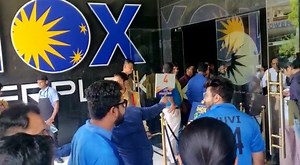 Rain fears have been set aside and the #IndiaVsPakistan match has finally kicked off with fans having a blockbuster time at INOX. 😍 Who do you think will shine for #India today against #PAK? 🏏 #INOXIndiaKaStadium #INDvPAK #CWC19 #BaapOfAllMatches | PVR INOX Ltd
