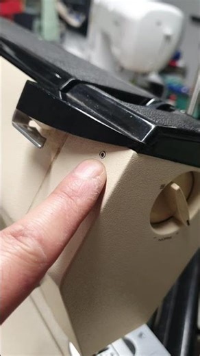 Singer Futura 2000 : Comment retirer le capot lumière ?