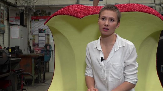 Alina Levshin wurde bereits im Alter von sechs Jahren Mitglied unseres jungen Ensembles. Nach ihrer Zeit im Palast tauschte sie die größte Theaterbühne der Welt gegen große Filmrollen wie in 'Kriegerin' oder 'Unterwerfung'. Sie gewann mehrere Preise, darunter einen Bambi und den Deutschen Filmpreis als 'beste Hauptdarstellerin'. Hier erzählt die charismatische Schauspielerin, was den Palast aus ihrer Sicht so besonders macht – damals und heute | Friedrichstadt-Palast Berlin