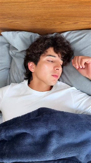 Hoy no celebro una app. Celebro mi historia aquí. Instagram cumple 15 años en México y quiso hacerlo a la mexicana… con una piñata gigante 🪅 en Miyana, para recordarnos algo: atrevernos a crear, compartir y crecer. Yo ya estuve ahí. Ahora te toca a ti: ve, graba algo y comparte lo que te hace único. Esta es tu señal. #15añosdeinstagram @instagram | Caín Guzmán