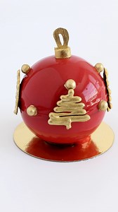 Recipe in comments ⬇️ This shiny red mirror glaze Christmas ornament dessert brings together cold chocolate cream, a bright raspberry layer, and a glossy finish that looks incredible once sliced. The colour, the smooth centre, and the gold details all work so well for the season. 🎥 I shared a full video so you can see how the glaze sets and how the inside looks when it’s cut. It has become one of my favourite Christmas desserts to make each year. #MirrorGlazeDessert #ChristmasDessertIdeas #Holi