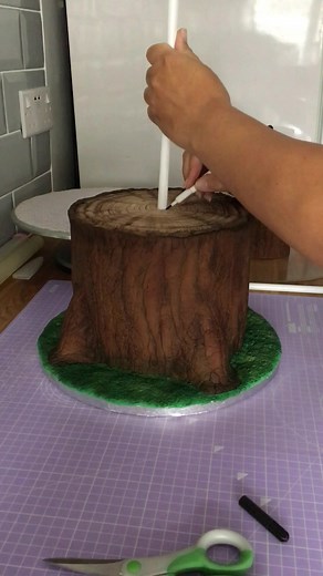 Proper Technique for Cutting Cake Dowels for Tiered Cakes