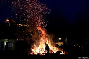 Leuchtende Kinderaugen und erfreute Gesichter gab es am Sonntagabend auf dem Gelände von antonius - Netzwerk Mensch: Das traditionelle Hutzelfeuer sorgte für schöne Augenblicke im Zuge der einschreitenden Dämmerung. Mit der Aktion werden symbolisch die bösen Geister des Winters vertrieben. Meterhoch loderte dann das Feuer und die zahlreichen Besucher zögerten nicht die Kamera zu zücken. | osthessen-news.de