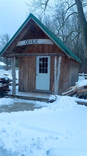 Peek inside an Amish woodshop﫣 #fyp #womanownedbusiness #amish #amishcountry #foryoupageシ #dewalt #gas #tools #Woodworking #wood #work #Battery #electric #funnyvideos #lol | GingerWood Co. by Lauren Leslie | Facebook