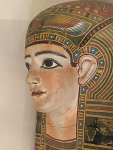 Through the Folds of Time.. The Secrets of Ancient Egyptian "Cartonnage" 🏺✨ Post Text: Have you ever wondered how the Ancient Egyptians transformed simple layers of linen and papyrus into an "artistic masterpiece" that protected mummies for millennia? This stunning mummy cover, known as (Cartonnage), is more than just an artifact; it is a "portal" to the afterlife. Whether dating back to the mysterious Third Intermediate Period or the detailed Roman Era, it tells an incredible story of faith an