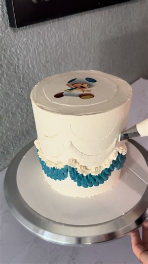 blue toad mario cake 💙 #fypシ゚viral #vintagecakes #buttercreamcakes #vintagedecorating