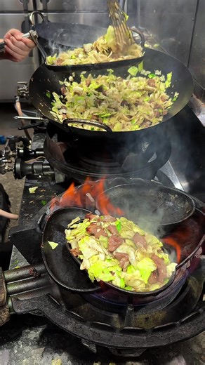 『キャベツ1玉1,000円』平年の3倍の中、その影響も度外視した大盛り焼肉定食が最高🥬 【福岡 びっくり亭 本家】 ⁡ 博多のソウルフード！煙もくもくの絶品ランチ🐺 ⁡ 焼肉2人前ダブル 1,700円(税込) 博多民がこよなく愛するソウルフード！ 創業昭和38年のめちゃくちゃ老舗 なんといってもお肉もだが、たっぷりのキャベツが嬉しい 歯応えのいいお肉にワシワシのキャベツ 秘伝の辛味ソースを入れて味変しても最高 これはビールがめちゃくちゃ飲みたくなる ごちそうさまでした🐺 ⁡ 🚃南福岡駅から徒歩2分 💺56席ほど 📍 福岡県福岡市博多区寿町2-8-12 ⏰ 月・火・水・木・金・土・日 11:15 - 23:30 ⁡ #福岡グルメ#博多グルメ