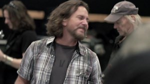 40K views · 2.5K reactions | Roger Waters w/ Eddie Vedder Comfortably Numb (Pink Floyd) 12.12.12 Concert (Soundcheck) Video cedido : Pearl Jam - DROP THE LEASH << unanse  Temple Of Grunge | Temple Of Grunge | Facebook