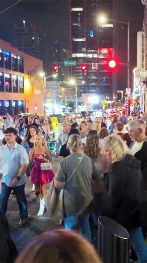 LOWER BROADWAY Nashville FRIDAY NIGHT 🎸