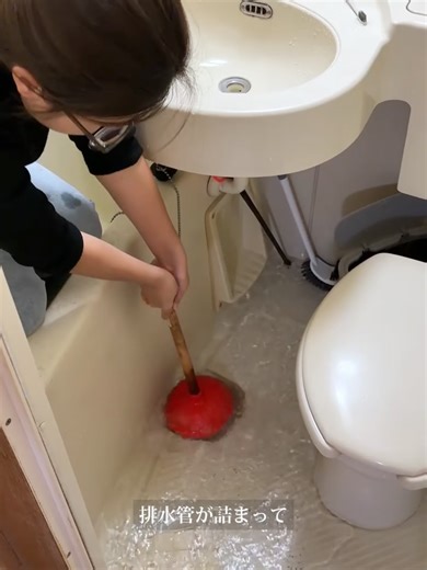 -排水管が詰まって、お風呂が一瞬でプール状態に……もう最悪すぎる。 そんな時におすすめなのが、このパイプクリーナー。#掃除 #排水管 #下水道