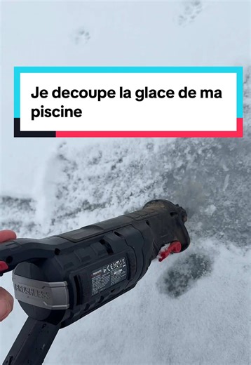Trois jours après ma piscine n’est toujours congelée, mais maintenant il y a de la neige. Les chats s’amusent à faire du patins à glace. Je vais utiliser mes outils professionnels Parkside pour couper la glace. Je vais percer en premier temps un trou avec ma visseuse delwalt et avec ma scie sauteuse Parkside, je vais découper la glace et pourquoi pas faire un igloo #piscine