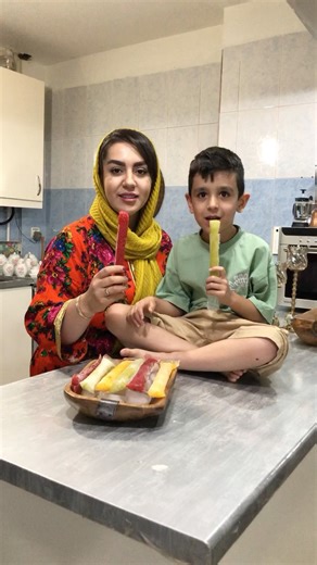 ‎زهرا نوری/روزمرگی/آشپزی/خانه داری‎ on Instagram‎: "❌بسسسه دیگه از بیرون یخمک نخر کلا آب شکر و رنگ شیمیایی🤧 @homee.zahra @homee.zahra @homee.zahra خودت تو خونه با هر میوه ای که دوست داری از این یخمکای سالم و خوشمزه درست کن😋🤌 میوه رو پوره کنید اگه غلیظ بود یکمم آب میتونید اضافه کنید بعد داخل زیپ کیپ بریزید ۱۰ ساعت بره فریزر تا یخ بزنه نوش جونتون🥰 این پستم بفرست واسه هر کی که بچه داره😍☺️ #نوشیدنی#آموزش#یخمک#نوشمک#خوراکی#آبمیوه#روزمرگی#آشپزی#خانواده#آشپزخانه#خوشمزه"‎