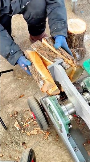 Efficiently Splitting Firewood Using a Mechanical Log Splitter for Faster and Safer Work #shorts