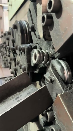 工業製造：自動ばね成形プロセスの技術解説 산업 제조: 자동화 스프링 성형 공정 분석
