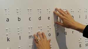 Louis Braille : Wie Blinde die Brailleschrift mit den Fingern lesen | BR.de