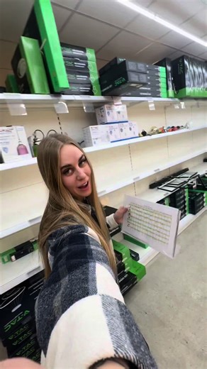 🌱 1. Kluss un videi draudzīgs risinājums Smart roboti darbojas ar elektrību: Nav izplūdes gāzu Nav benzīna smakas Daudz klusāki (var pļaut pat vakarā vai naktī) Benzīna pļāvējs: Skaļš Rada CO₂ emisijas Tracina kaimiņus 🤖 2. Pilnībā automātiska pļaušana Mammotion un Ecovacs roboti: Strādā pēc grafika Atgriežas uz uzlādi paši Vadāmi ar aplikāciju Atbalsta precīzu zonu kartēšanu (RTK GPS vai LiDAR atkarībā no modeļa) Ar benzīna pļāvēju: Jāpļauj pašam Jātērē laiks katru nedēļu Jāglabā degviela 📱 