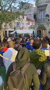 Arles en feria. Ouverture de la soirée et batucada arlésienne avec Viagem Samba à l’ancienne place du Marché-Neuf. #arles #feriaarles | ObjectifGard