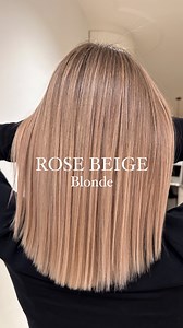 Rose Beige Blonde 🥀🤎 Mieszanka jasnych odcieni Igora Vibrance z domieszką Beżu oraz nutą różu. Delikatne połączenie kolorystyczne, które przypomina płatek róży przejściowo zabarwiony od głębszego beżu u nasady po jaśniejsze piaskowe końce 🔝✨Co sądzicie o Rose Beige Blonde w naszym wykonaniu 🥀😄? Rose Beige Blonde 🥀🤎 A blend of light hues with a touch of beige and a note of pink. A subtle color combination that resembles a rose petal tinted from a deeper beige at the base to lighter sandy h
