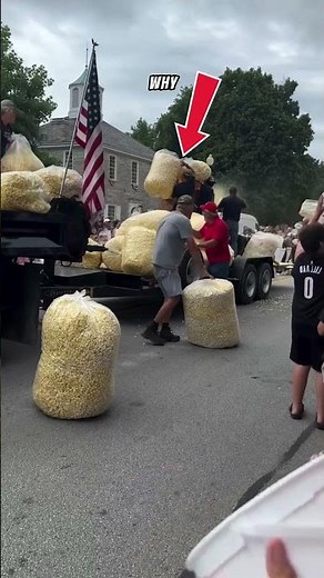 You won't believe how much popcorn is here 😲 #Popcorn #Traditions #USA