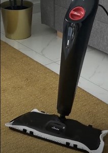 Mop parowy Vileda Steam Plus XXL – inteligentne rozwiązanie dla całego domu! ✅ Higieniczna czystość podłóg: Gorąca para usuwa 99,9% bakterii i wirusów bez użycia chemii. ✅ Błyskawiczne odświeżenie dywanów: Specjalna nakładka pozwala parze wniknąć we włókna, odświeżając je i neutralizując zapachy. ✅ Oszczędność czasu: Dzięki szerokiej głowicy XXL sprzątasz szybciej i efektywniej. | Vileda Polska