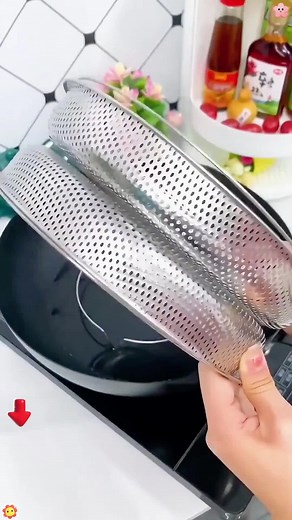 Stainless steel steamer with a built-in handle, suitable for both large and small pots.