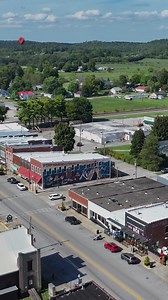 3 Funky Stops in Cave City, Kentucky 🦇 Cave City might be known as the Cave Capitol of Kentucky, but outside of underground tours, there are charming attractions ready for families and friends to explore. 🦖 Dinosaur World – Dinosaurs in Kentucky? You bet! Explore a Jurassic jungle filled with towering dinosaurs and animatronics. Families can also dig for souvenir fossils and gems, enjoy the playground, and bring in coolers and dogs. 🐻 Mammoth Cave Wildlife Museum – Walk through an impressive 