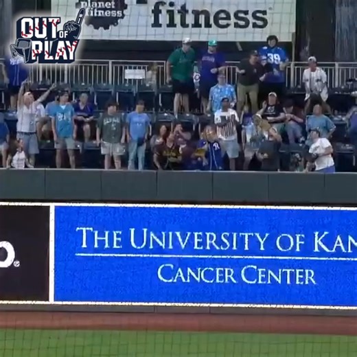 「球場に来る子どもたちの夢」はお父さんの夢でもあります🥺 お父さんがマリナーズの本塁打ボールをキャッチすると、この少年ファンは大喜びでお祝い。絶対に忘れられない瞬間となりました🥹 #OutofPlay | MLB Japan