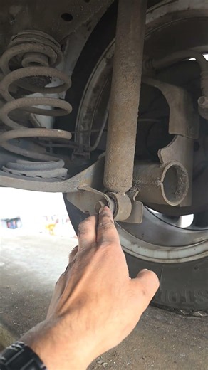 Nissan Juke rear coil spring removal procedure