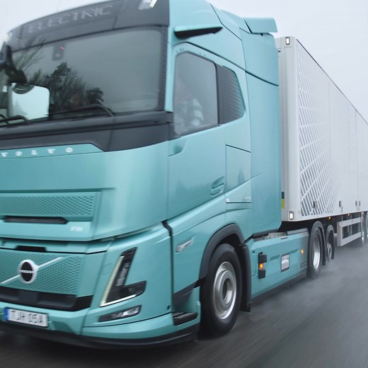 378K views · 13K reactions | Much longed for – longer range in electric transport! The new Volvo FH Electric Aero with e-axle has a range of up to 600 kilometres, and batteries can be charged 20% - 80% in only 40 minutes with the new MCS (Megawatt Charging System) standard. More info here: https://bit.ly/43pFleE #electrification #electrictrucksinreality #electrictrucks #sustainability #volvotrucks | Volvo Trucks | Facebook