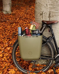 Die S/F Cool Cave ist Teil der Fjällräven/Specialized Serie und eine langlebige 20-Liter-Fahrradtasche, die an praktisch jedem Fahrrad leicht an- und abzumontieren ist. Vergiss Taschen mit frickeligen Reißverschlüssen – die Cool Cave bietet dir einfachen, ultrapraktischen Stauraum, in dem du alles Nötige unterbringen kannst: deinen Rucksack, Lebensmittel, Picknicksachen, Arbeitsunterlagen oder Ausrüstung für mehrtägige Abenteuer. Für begrenzte Zeit geben wir 50 % Rabatt auf unsere Cool Caves – e