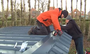 Comment installer soi-même des tôles de bardage sur la toiture ?