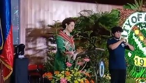 COMMITMENT TI US ITI PANNAKAPAPIGSA TI PARTNERSHIP DA ITI PILIPINAS, NAIPANAMNAMA IMPANAMNAMA ni United States Ambassador to the Philippines Mary Kay Carlson ti commitment da tapno ad-adda a papigsaen ti partnership ti US ken Pilipinas iti edukasion, ekonomiya, ken seguridad. Daytoy ti impeksa ni Carlson iti panagbitla na kabayatan ti panagserbi na kas kangrunaan a bisita kabayatan ti selebrasion ti 114th Baguio Charter Day anniversary idi kalman sadiay Baguio Convention Center. Kinunana nga iti