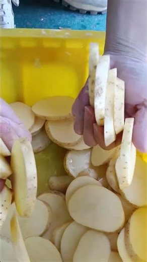 A bunch of potato slices can be cut out in just a few seconds. The efficiency is off the c