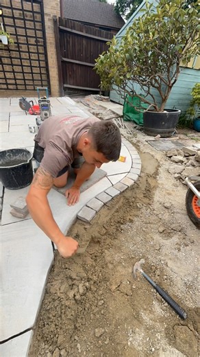 Watch to see how we create the perfect curves for paving 🔥 #fbreels #landscape #garden #satisfying #curves #inspiration #landscaping #patio | Hoskins Innovations