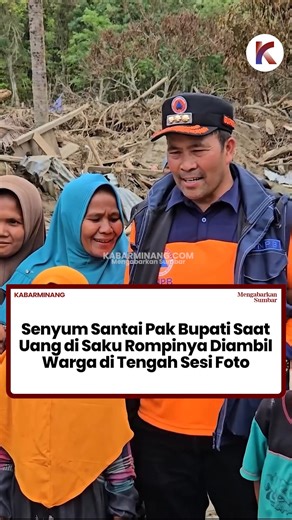SUMBAR KITA on Instagram: "Sebuah momen unik mendadak viral di media sosial, memperlihatkan kedekatan yang "tanpa sekat" antara pemimpin dan rakyatnya. Peristiwa ini terjadi di Kemukiman Wih Dusun Jamat, Kecamatan Linge, Kabupaten Aceh Tengah. Kejadian bermula saat Pj Bupati Aceh Tengah, Haili Yoga, tengah berkunjung dan melayani sesi foto bersama warga setempat. Suasana yang semula formal berubah menjadi riuh saat seorang emak-emak dengan gerakan spontan langsung merogoh saku rompi yang dikenak