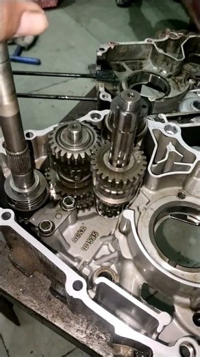 Splendor Plus gear ⚙️ box and Crank case cleaning 🧹