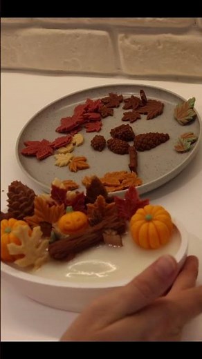 DIY🍁 Autumn Candle with pumpkins & leaves. Amber Pathouli Scented Candle Making!