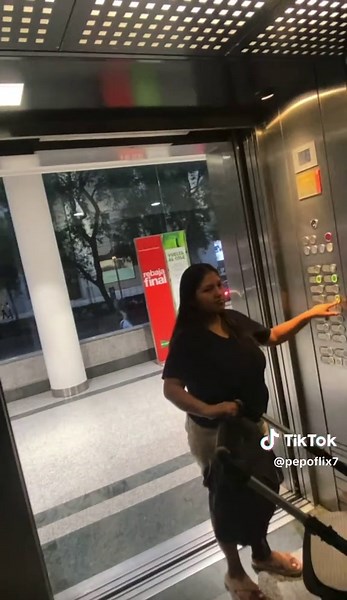 Broma Divertida con Spray de Pedos en Ascensor