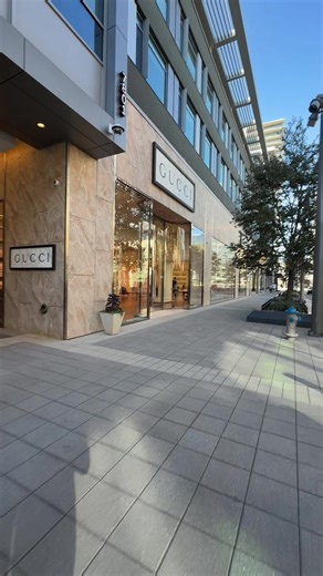 A quick little vloggy. Come with me to Gucci to pick up my Valentine’s Day present. My lovely husband likes to treat me to a new designer bag every valentines ♥️ @Gucci #gucci #guccigiglio #shopwithme #designerbag #valentinesday