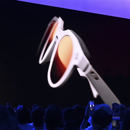 Meta发布新款智能眼镜，配备显示屏和AI功能