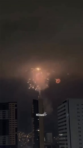 MiOriente on Instagram: "Cerca de la medianoche, un gigantesco globo cargado con pólvora fue elevado en San Antonio de Prado, al suroccidente de Medellín. El fuerte estallido fue tan potente que, según testigos, se escuchó en distintos puntos del Valle de Aburrá. ¿Qué opina? Envíanos tus videos al WhatsApp 312 250 8936"