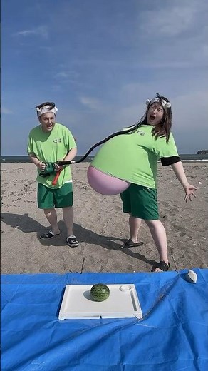 【切り抜き】巨大風船を服の中で割れるまでふくらませて海でスイカ割りしてみた結果！ Balloon Pop Watermelon Splitting Game Panic in the Beach!!