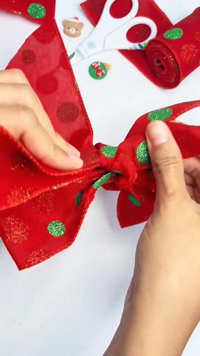 Easy Christmas Tree Bow Tutorial Don’t forget to follow for more crafts 🎄#christmasbow #christma | animalmeme