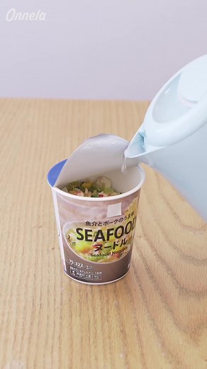 カップ麺の蓋を上手に開ける方法を紹介！