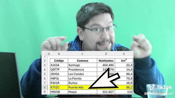 Descubre en este video cómo resaltar automáticamente toda una fila en Excel al seleccionar una celda, una herramienta visual que te permite leer datos de Excel con mayor comodidad y precisión. Ya no necesitas hacer clic en el número de fila ni perder el seguimiento al moverte por tu hoja de cálculo. Esta técnica te ofrece una solución profesional para mejorar la visualización de filas en Excel sin fórmulas complicadas. 💻 Mis cursos de Excel están disponibles en una plataforma educativa online p